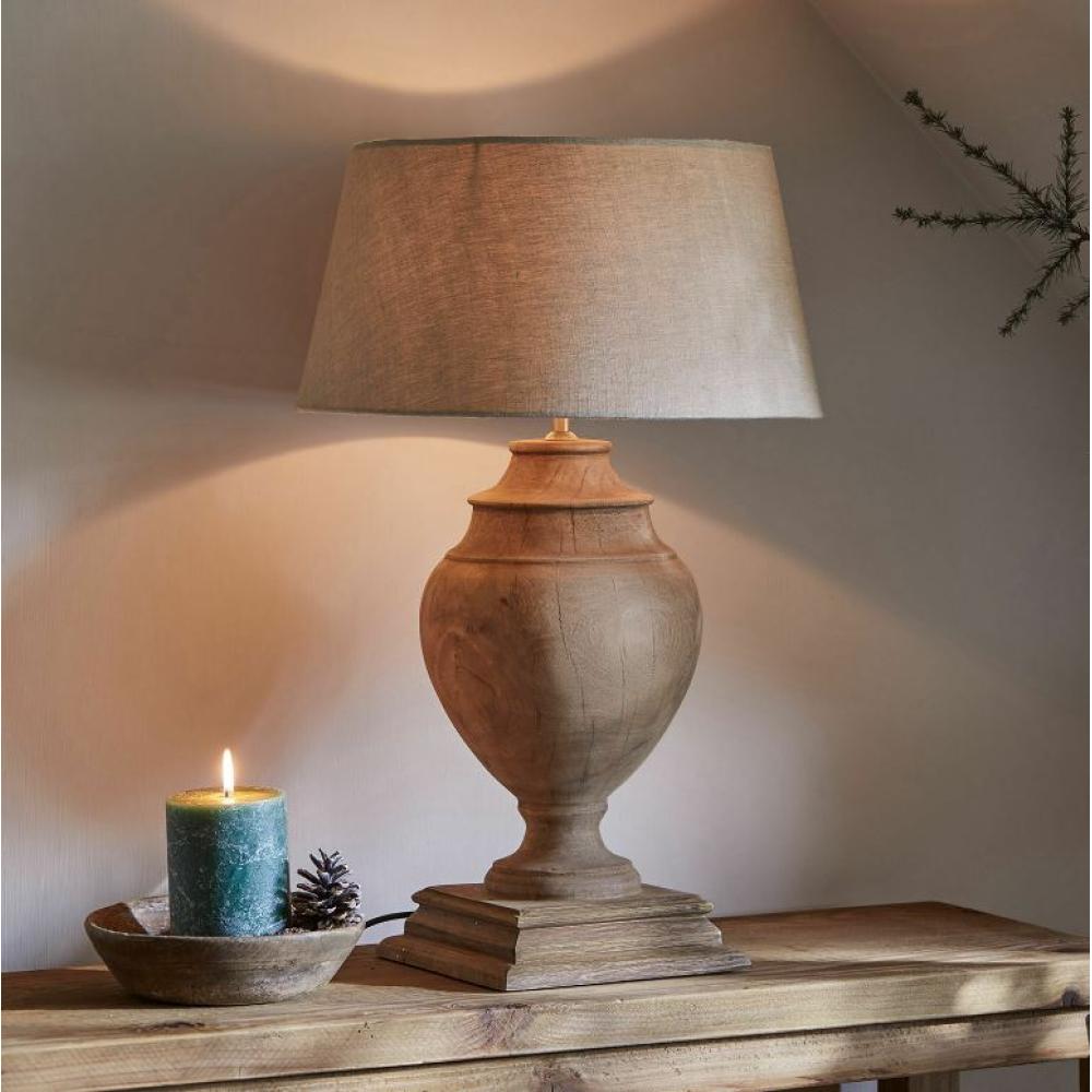 klasicka drevena stolova lampa elegantny obciansky mediteran vidiecka provence provensalska platenna lampa s tienidlom spalna obyvacka citacia lampa osvetlenie rustikalny vidiek balaton chata lameridiana.jpg